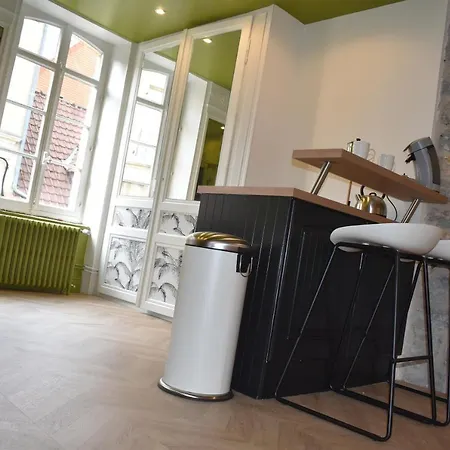 Maison 1747 - De Standing En Vieille-ville Avec Cour アパート